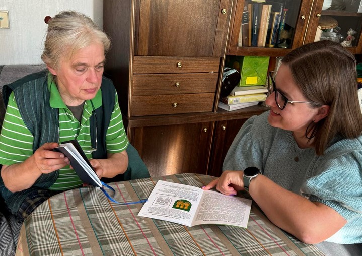 Seniūnė Oksana Janušauskienė svečiuose pas Mastaičių (kartu ir Alšėnų seniūnijos) herbo autorę Valeriją Kiškienę (2024 m.)